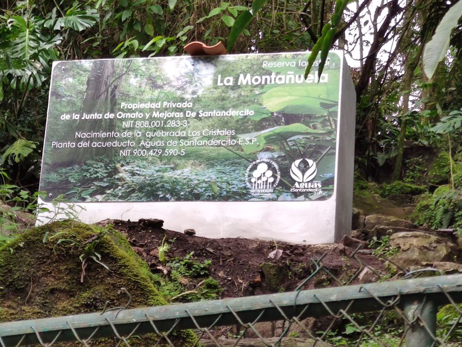 Letrero de la Reserva Forestal La Montañuela, nacimiento de la Quebrada Los Cristales